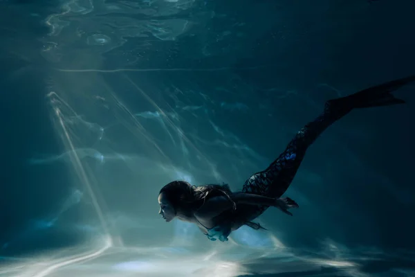 Красивая Молодая Женщина Хвостом Русалки Плавает Ныряет Солнышком Глубокой Воды — стоковое фото