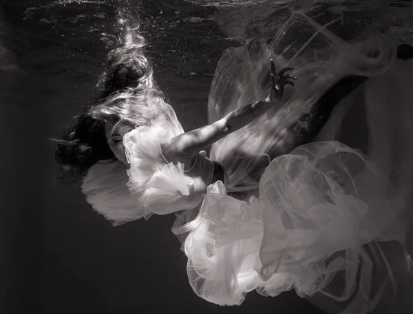 Gyönyörű Fiatal Menyasszonyi Ruhában Úszik Búvárkodik Napsütötte Mély Víz Alatt — Stock Fotó