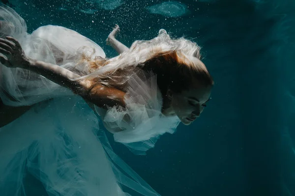 Красива Жінка Весільному Вбранні Плаває Занурюється Під Сонячне Світло Глибокої — стокове фото