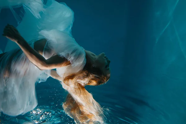 Mooie Vrouw Bruidsjurk Zwemt Duikt Onder Het Zonovergoten Diepe Water — Stockfoto