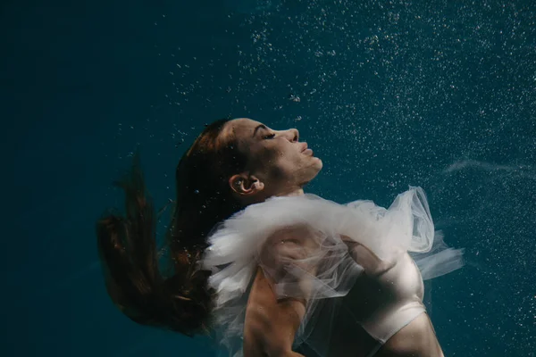 Portret Van Een Prachtige Zwemmende Duikende Vrouw Bruidsjurk Onder Water — Stockfoto