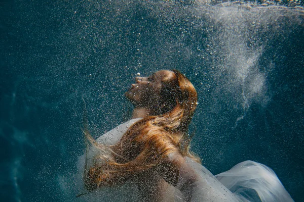 Retrato Hermosa Nadadora Buceadora Vestido Novia Bajo Agua —  Fotos de Stock