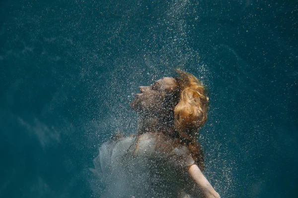 Retrato Hermosa Nadadora Buceadora Vestido Novia Bajo Agua — Foto de Stock