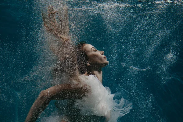 Портрет Красивой Плавающей Ныряющей Женщины Свадебном Платье Водой Пузырьками — стоковое фото