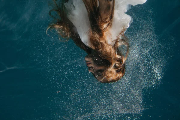 Portret Pięknej Kobiety Pływającej Nurkującej Sukni Ślubnej Pod Wodą — Zdjęcie stockowe