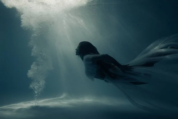 Красивая Женщина Свадебном Платье Плавает Ныряет Солнышком Глубокой Воды — стоковое фото