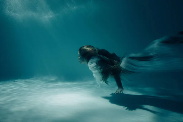 Mooie Vrouw Bruidsjurk Zwemt Duikt Onder Het Zonovergoten Diepe Water — Stockfoto