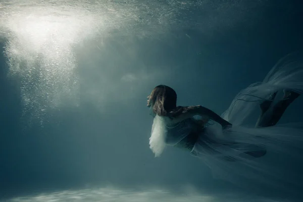 美しいです女性でブライダルドレススイムとダイビングの下に日光深い水 — ストック写真
