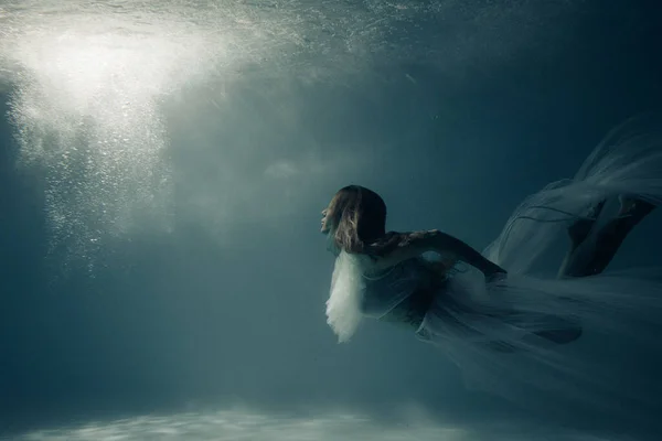 Mooie Vrouw Bruidsjurk Zwemt Duikt Onder Het Zonovergoten Diepe Water — Stockfoto