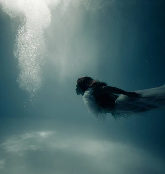 Beautiful Woman Bridal Dress Swims Dives Sunlit Deep Water — Stock Photo, Image