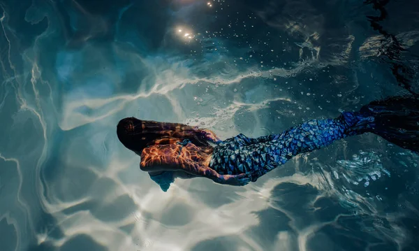 Piękna Młoda Kobieta Syreną Ogon Pływa Nurkuje Pod Słońcem Głębokiej — Zdjęcie stockowe