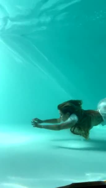 Beautiful Woman Bridal Dress Swims Dives Sunlit Deep Water — Stock Video