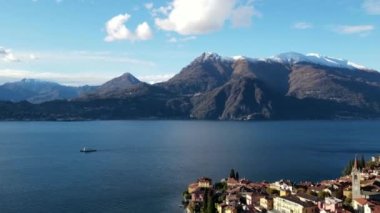 Şehirdeki hızlı insansız hava aracıyla Como Gölü kıyısında gemilerin ve teknelerin yanından geçerek Alp Dağları 'nın arka planına doğru ilerliyorlar..