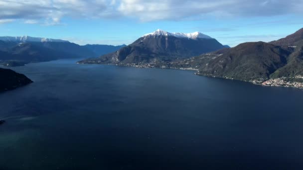 Schöne Drohnenaufnahme Der Wasseroberfläche Des Italienischen Comer Sees Mit Stadt — Stockvideo