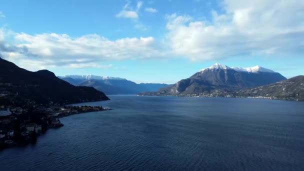 Schöne Drone Ansicht Der Wasseroberfläche Des Italienischen Comer Sees Mit — Stockvideo