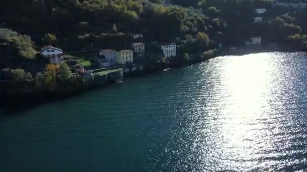从意大利科莫湖到沿海城市贝拉诺和森林丘陵的水面上俯瞰美丽的无人机美景 — 图库视频影像
