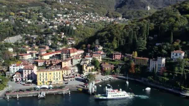 Güzel Drone Manzarası Bellano Gölü Boyunca Yüzen Feribot Kayıklar Dağlarla — Stok video