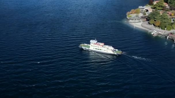 Drone Tiro Salida Ferry Costa Lago Como Italia — Vídeos de Stock