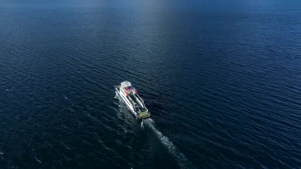 意大利科莫湖上的汽笛射击运送汽车的漂浮渡船 从正上方看 — 图库视频影像
