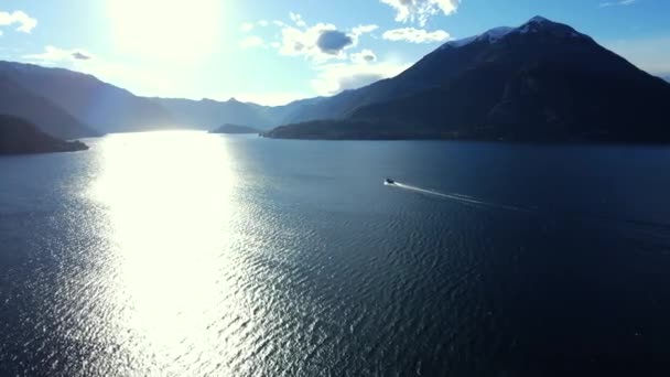 Drone Tiro Del Lago Como Con Barco Flotante Contra Fondo — Vídeo de stock