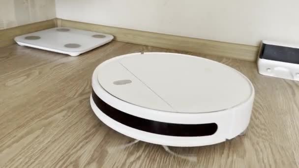 Robotstofzuiger Rijdt Door Kamer Reinigt Stof Laminaatvloer Woonkamer — Stockvideo