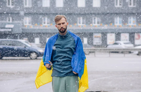 Νεαρός Οργισμένος Άνδρας Τυλιγμένος Ουκρανική Σημαία Διαμαρτύρεται Κατά Της Ρωσικής — Φωτογραφία Αρχείου