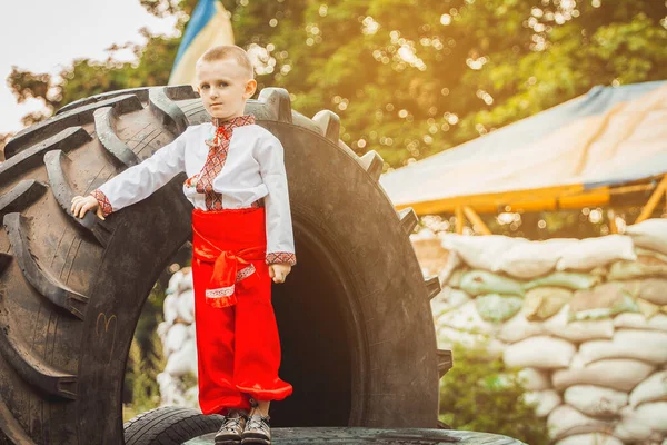 Menino Ucraniano Vestido Nacional Tradicional Fica Bloqueio Estrada Perto Pneu — Fotografia de Stock
