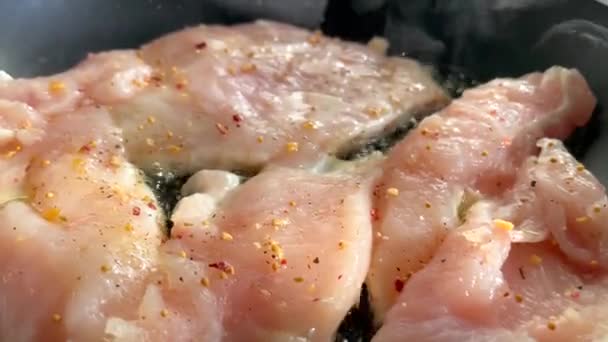 Приготування Курячих Або Індичкових Грудок Сковороді Спалюваній Олії Крупним Планом — стокове відео