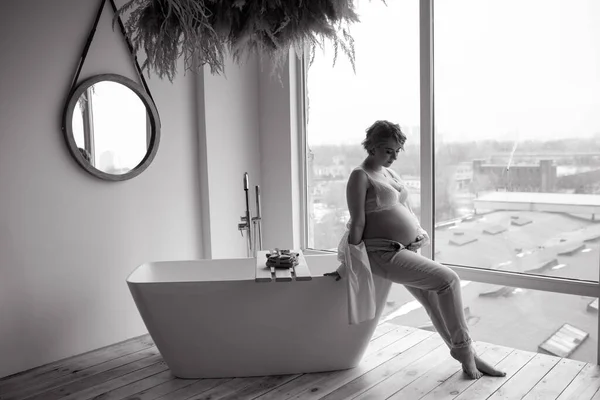 Joven Mujer Embarazada Feliz Sentado Borde Bañera Baño Contra Fondo —  Fotos de Stock