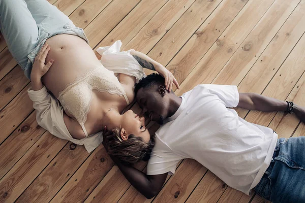 Jonge Gelukkige Afrikaanse Man Zijn Blanke Zwangere Vrouw Liggen Plank — Stockfoto
