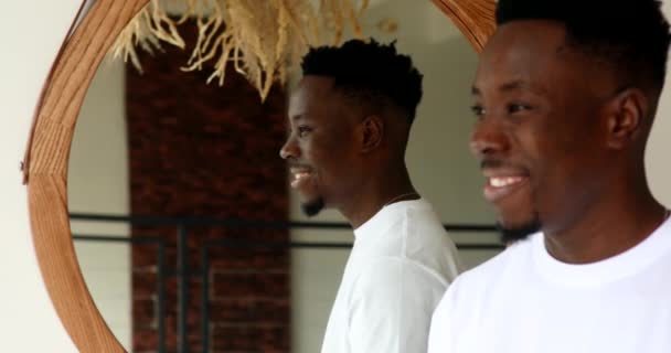 Portret Van Een Jonge Glimlachende Afrikaanse Man Wit Shirt Tegen — Stockvideo