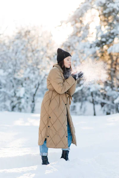 Felice Giovane Donna Sorridente Cammina Soffia Sulla Neve Nelle Sue — Foto Stock