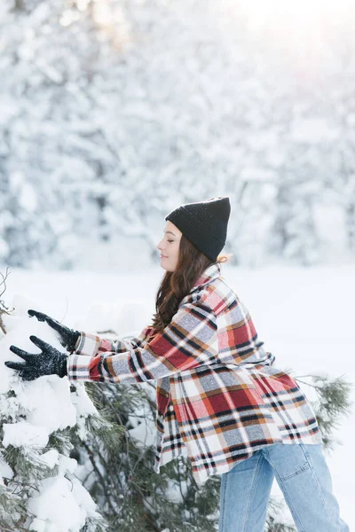 Счастливая Молодая Женщина Ходит Среди Заснеженных Лесов Играет Берет Снег — стоковое фото