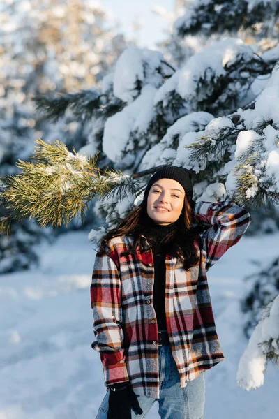 Jovem Feliz Sorrindo Mulher Caminha Floresta Entre Pinheiros Cobertos Neve — Fotografia de Stock