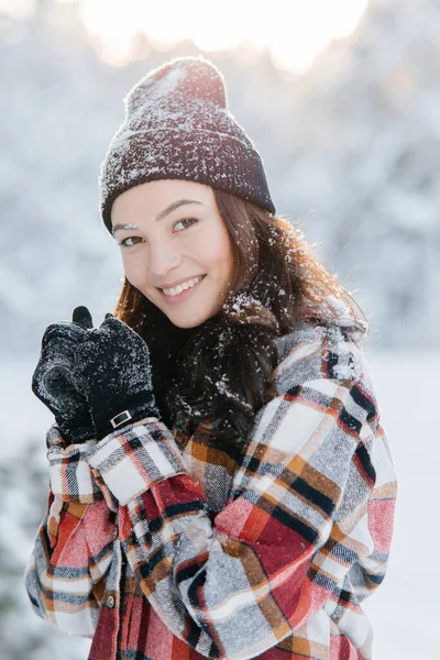 Retrato Jovem Mulher Sorridente Feliz Com Roupas Cobertas Neve Durante — Fotografia de Stock
