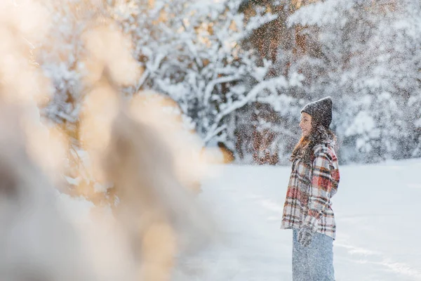 여자가 날씨에 눈덮인 소나무 — 스톡 사진