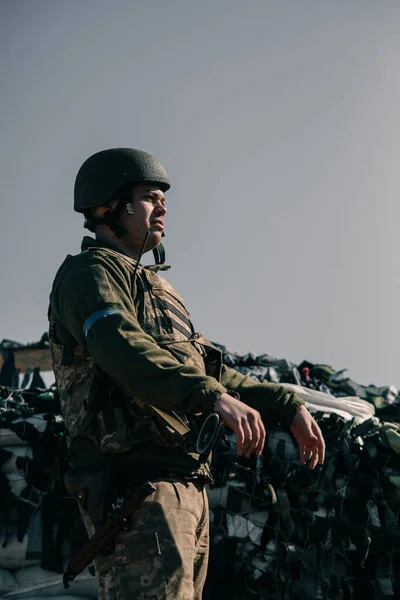 ウクライナの領土防衛戦士は 自動銃で体の鎧のチェックポイントに立っています ウクライナにおけるロシアの軍事侵攻の概念 ウクライナとヨーロッパでの戦争 — ストック写真