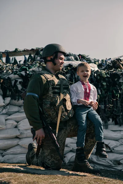 Niño Con Camisa Bordada Sienta Cerca Guerrero Defensa Territorial Ucraniano — Foto de Stock