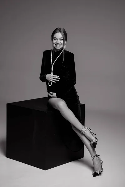 Femeie Gravidă Fericită Stă Zâmbește Rochie Neagră Pantofi Toc Înalt — Fotografie, imagine de stoc