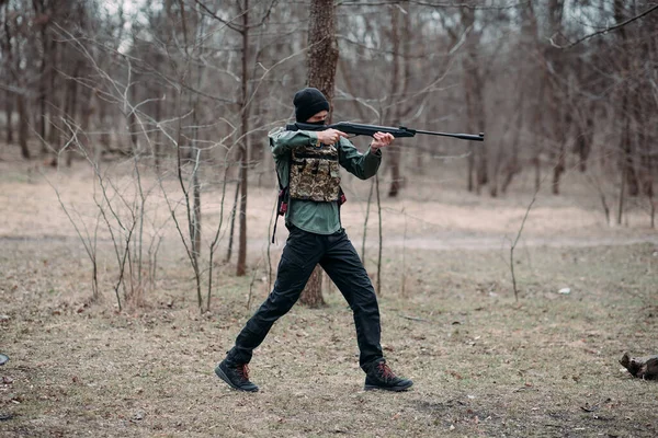 Young Man Practices Aims Pump Gun Weared Body Armor Balaclava — Stock Photo, Image