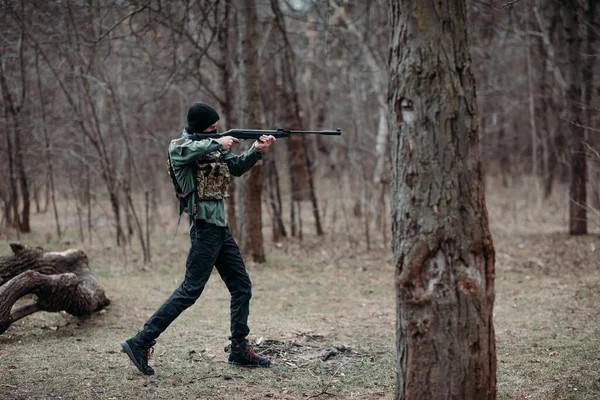 Young Man Practices Aims Pump Gun Weared Body Armor Balaclava — Stock Photo, Image