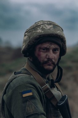 Kasklı Ukraynalı asker ve Kalaşnikof saldırı tüfeğinin portresi. Ukrayna 'da Rus askeri istilası kavramı. Ukrayna ve Avrupa 'da savaş.