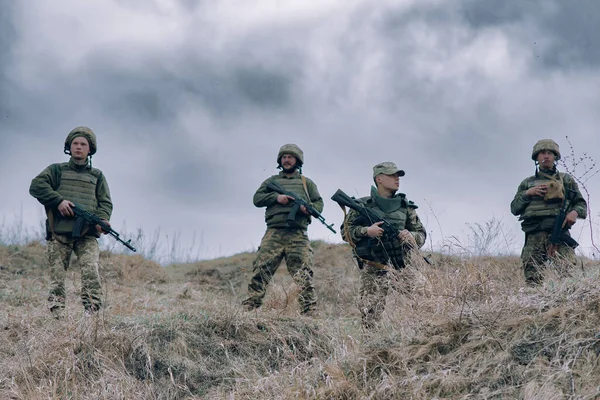 Equipo Cuatro Soldados Ucranianos Encuentra Con Rifles Asalto Kalashnikov Entre — Foto de Stock