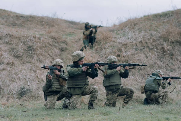 Fünf Ukrainische Soldaten Zielen Vor Dem Hintergrund Eines Hügels Mit — Stockfoto