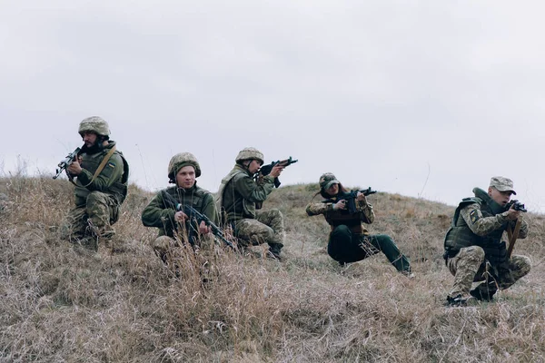 Los Soldados Ucranianos Sientan Apuntan Desde Rifle Asalto Kalashnikov Enemigo — Foto de Stock