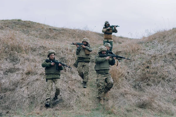 Equipo Cinco Soldados Ucranianos Apunta Desde Rifles Asalto Kalashnikov Enemigo — Foto de Stock