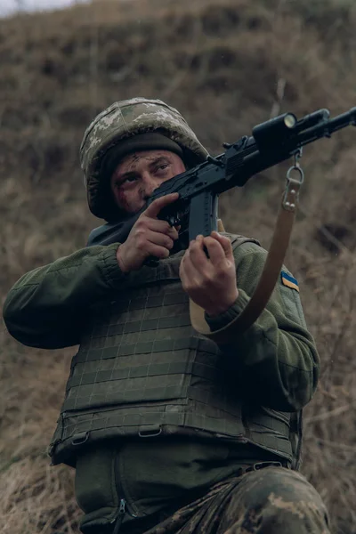 Retrato Soldado Ucraniano Apuntando Desde Rifle Asalto Kalashnikov Enemigo Ruso — Foto de Stock