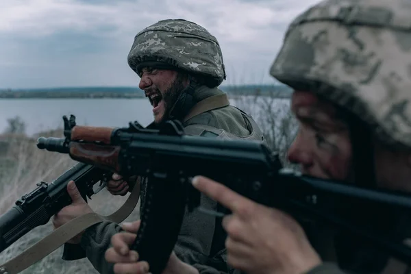 Deux Soldats Ukrainiens Crient Tirent Des Fusils Assaut Kalachnikov Ennemi — Photo