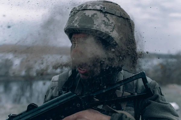 Ukrainische Soldaten Stehen Mit Einem Kalaschnikow Sturmgewehr Während Des Artilleriebeschusses — Stockfoto