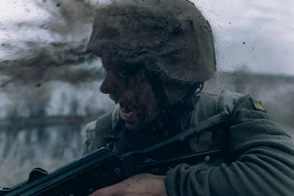 ウクライナの兵士は ロシアの敵による砲撃の間 カラシニコフ攻撃ライフルで立っています ウクライナにおけるロシアの軍事侵攻の概念 ウクライナとヨーロッパでの戦争 — ストック写真